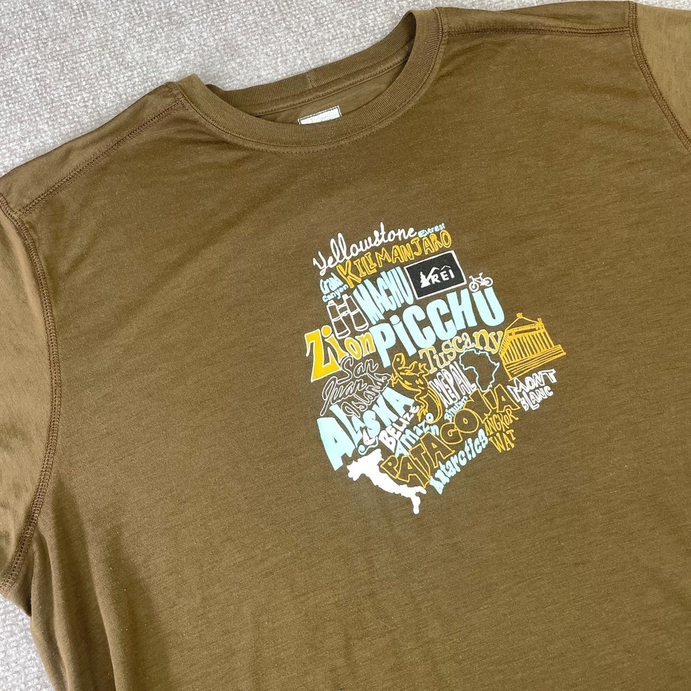 REI T Shirt Men XL Brown Space Dye Yellowstone Kilimanjaro Graphic Print Stretch